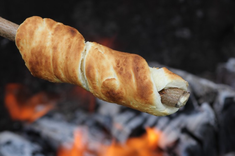 Steckerlbrot am Grill oder Lagerfeuer So schmeckt Niederösterreich Steckerlbrot am Grill oder Lagerfeuer So schmeckt Niederösterreich