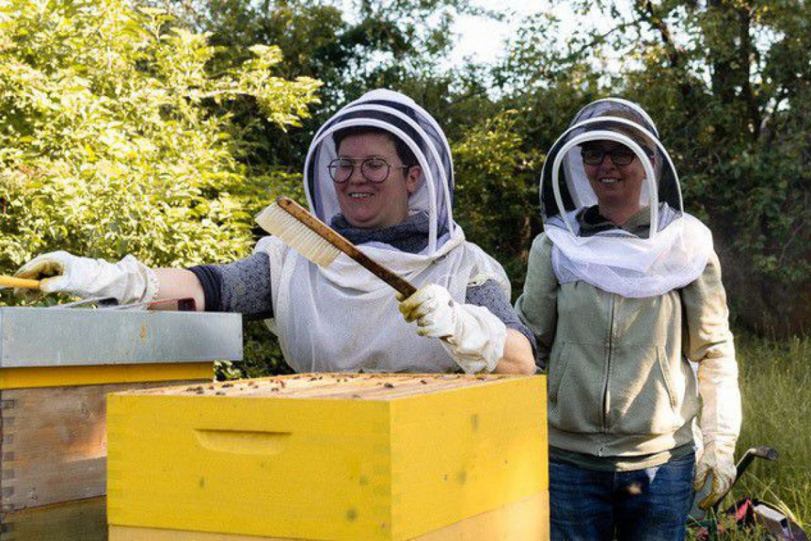 Bio Imkerei Auhonig, Imkerinnen bei den Bienenstöcken