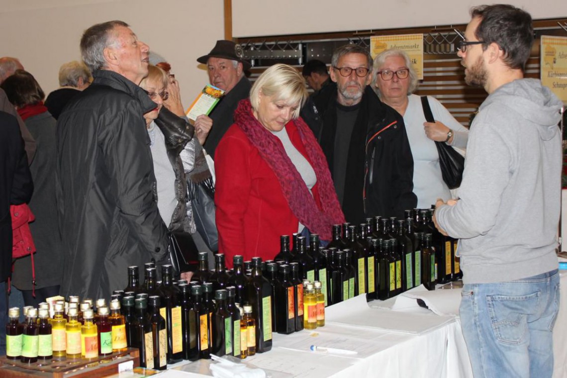 Herr Blaich verkauft Bioöle am "So schmeckt NÖ"-Adventmarkt