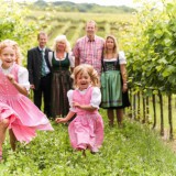 Bild anzeigen: Familie Schwarzl im Weingarten