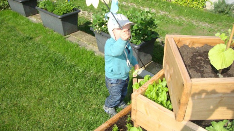 Kind mit Gemüsepyramide