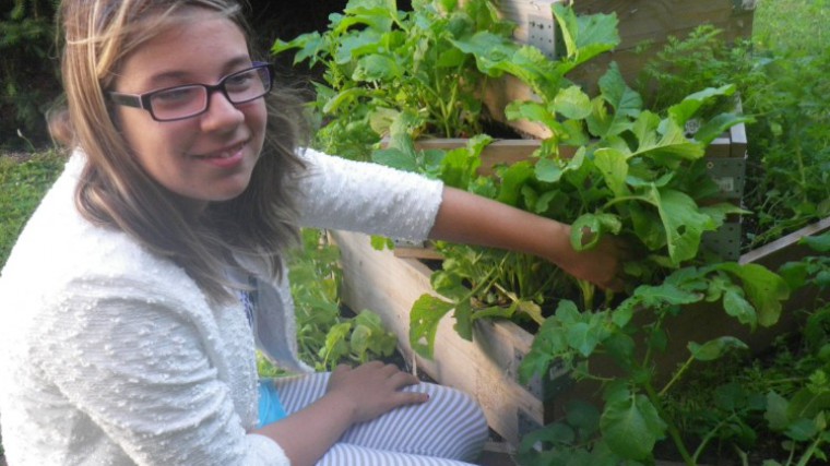 junges Mädchen mit Gemüsepyramide