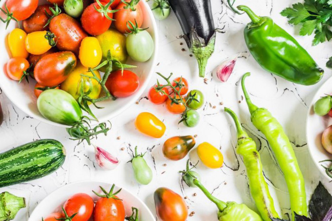 Zucchini, Melanzani, Pfefferoni und Paradeiser