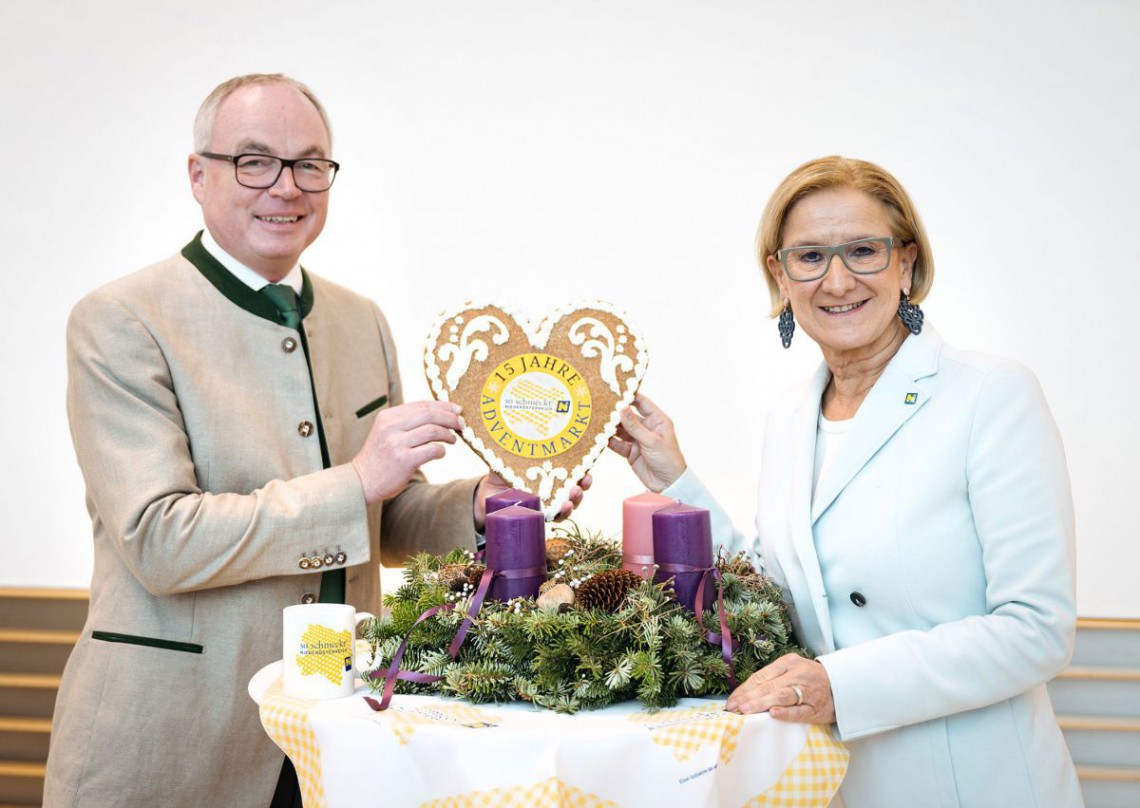 Pressefoto 15 Jahre Adventmarkt Palais NÖ