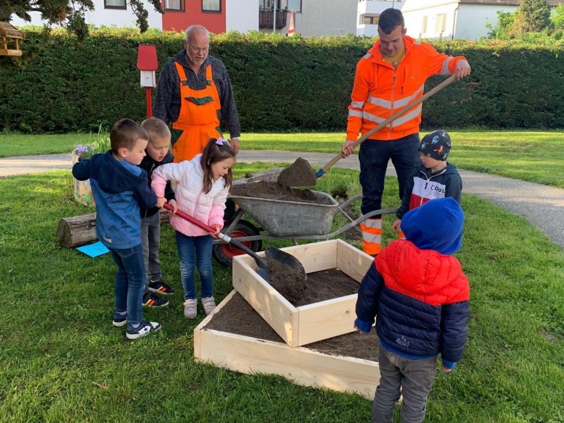 Kinder beim Bepflanzen der Gemüsepyramide