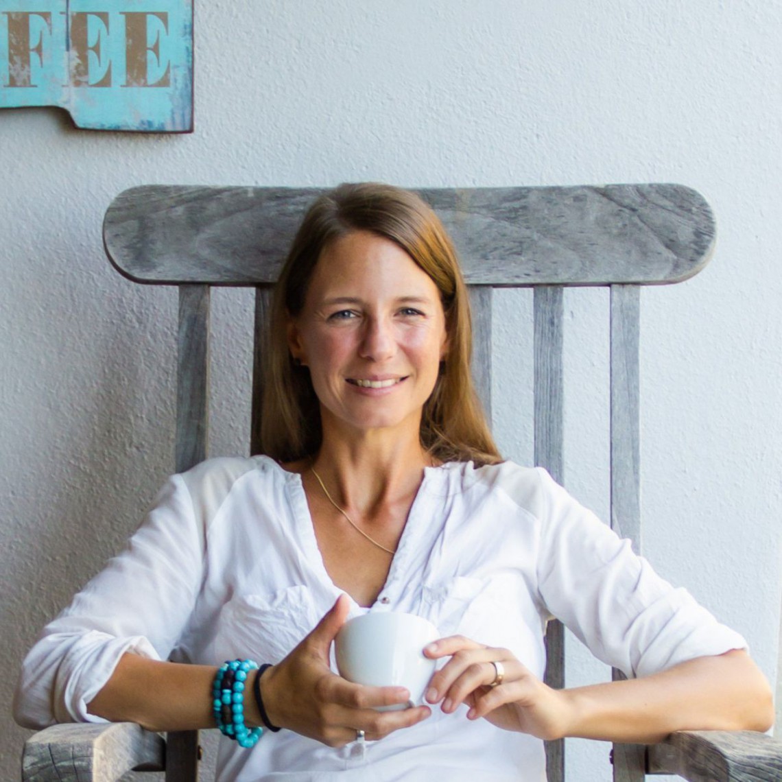 Petra Leitern, Dunkelsteiner Rösthaus, genießt eine Tasse Lupinenkaffee aus Niederösterreich.