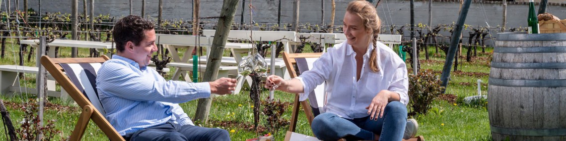 Pärchen genießt das Frühlingserwachen im Weingarten bei einem Picknick