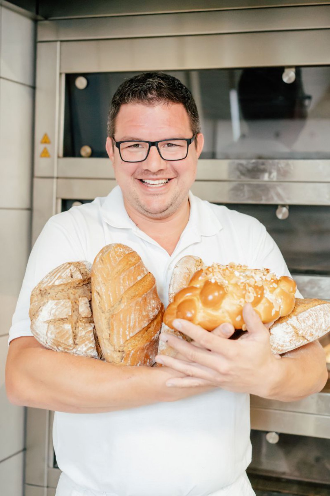 Bäcker mit einigen Bäckereien in den Händen