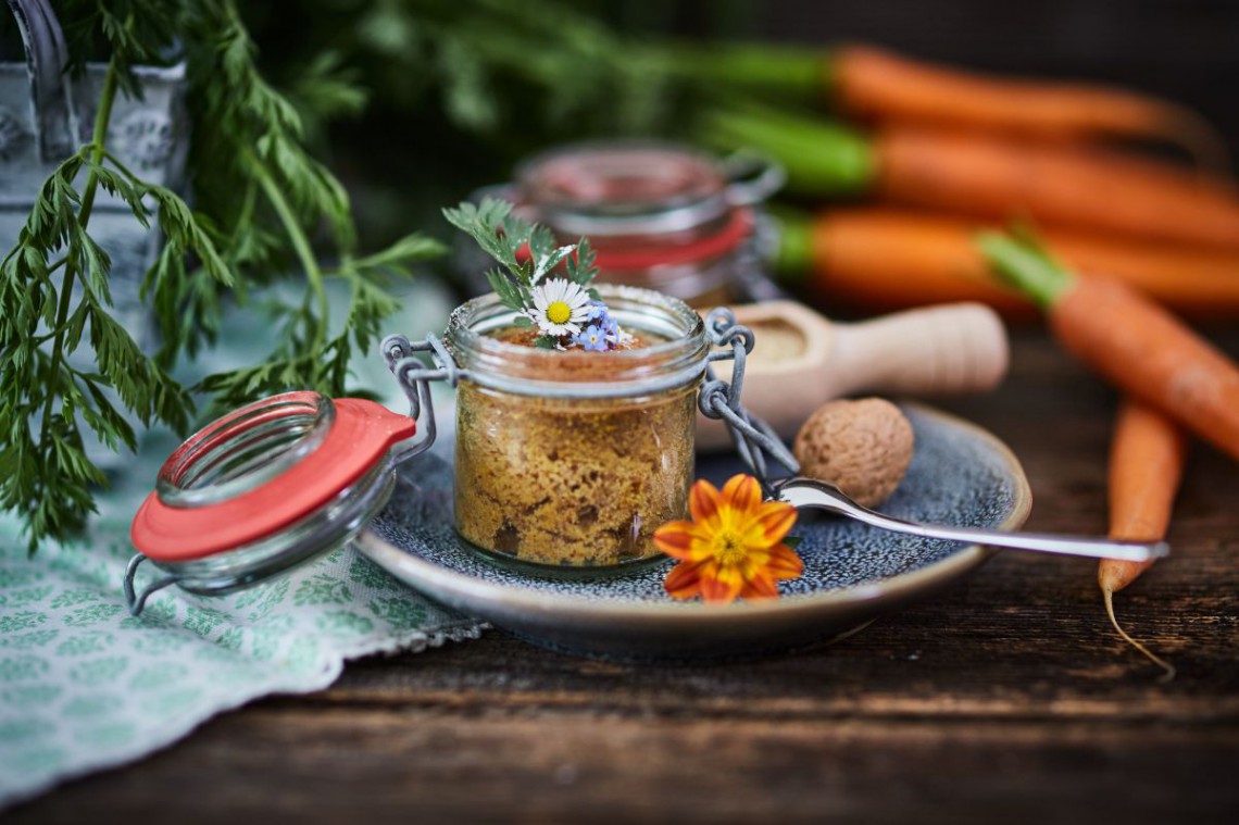 Karottenkuchen im Glas, auf Teller angerichtet