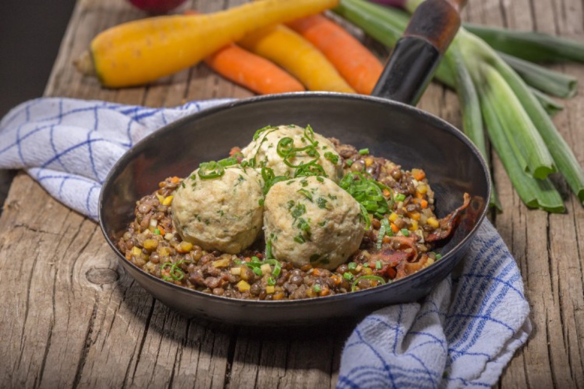 Specklinsen mit Semmelknödel