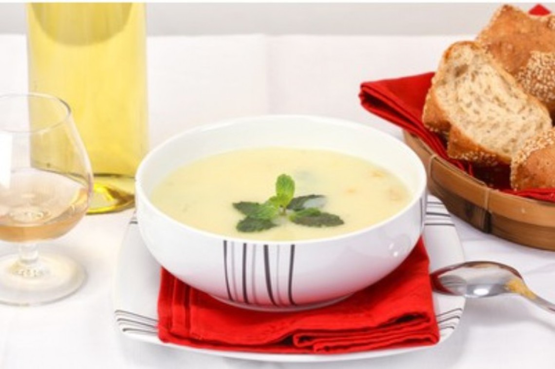 Retzer Weinsuppe, verfeinert mit Schlagobers, Brotwürfeln und Zimt 