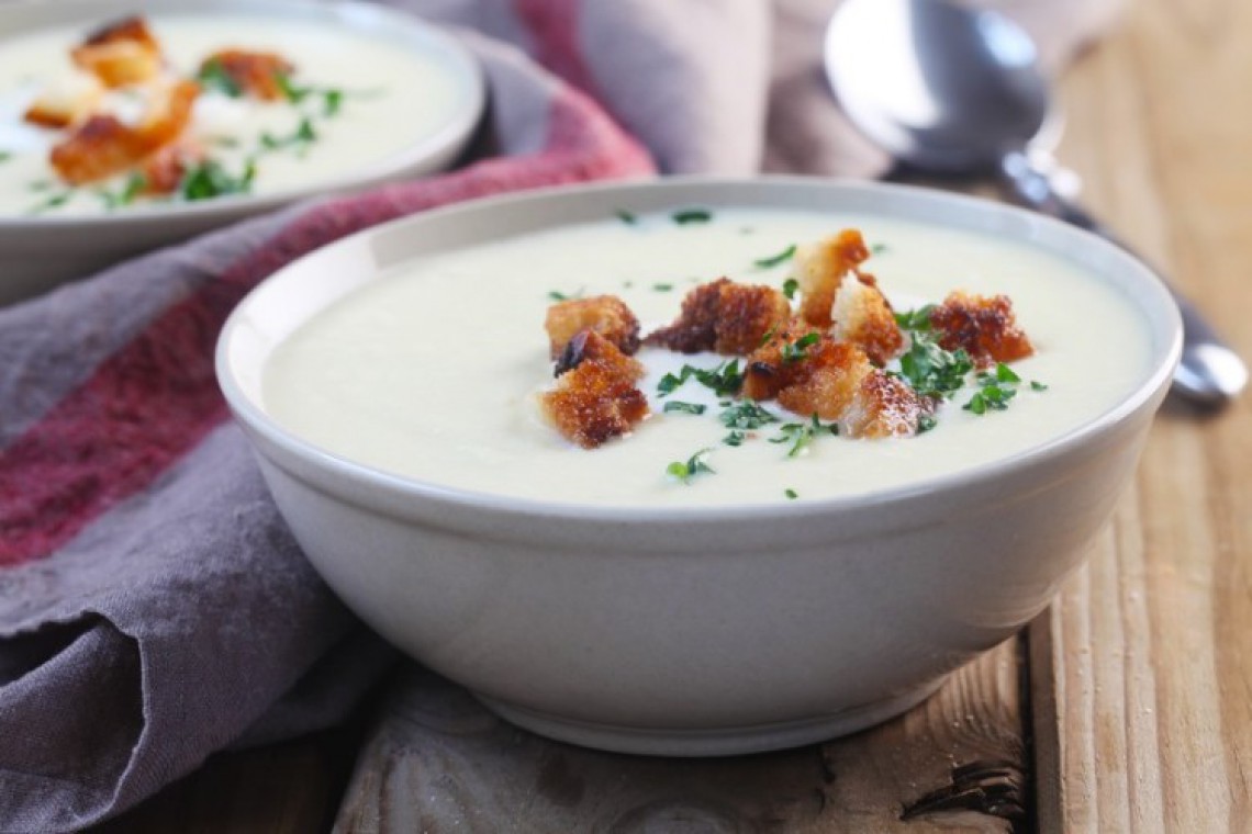 Mostschaumsuppe, mit Schnittlauch und Weißbrotwürfeln garniert 