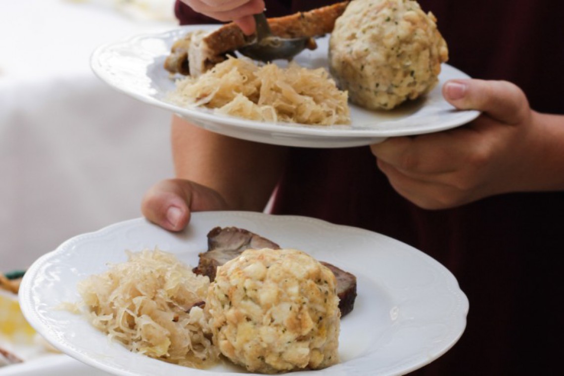 Fleisch mit Kraut und Semmelknödel