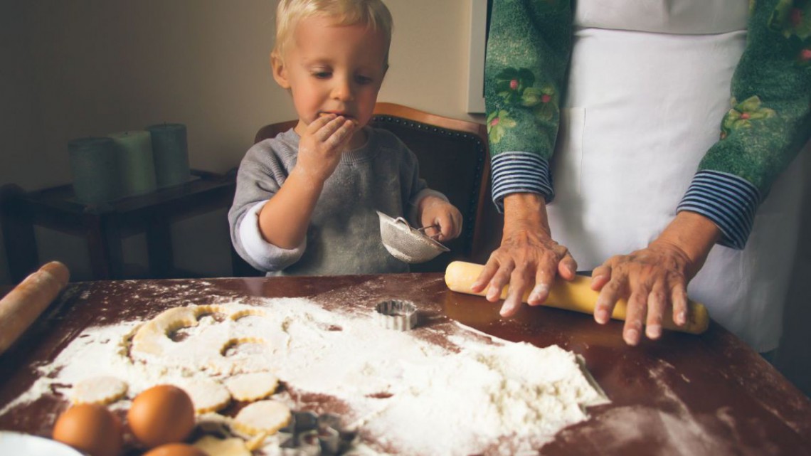 Kind mit Oma beim Keksebacken