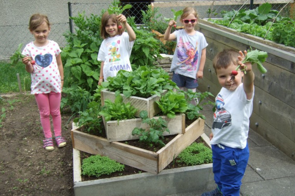 Kinder mit Gemüsepyramide