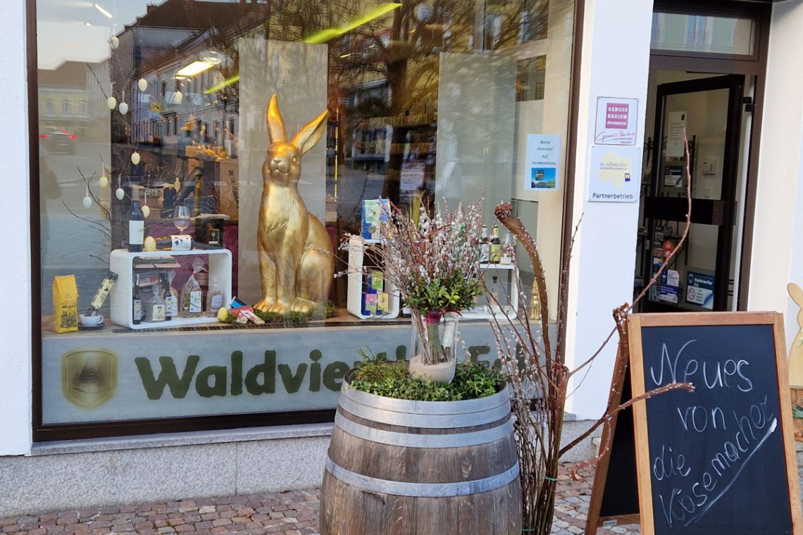 Waldviertler-Eck-Auslage mit Osterhase und frühlingshafter Dekoration