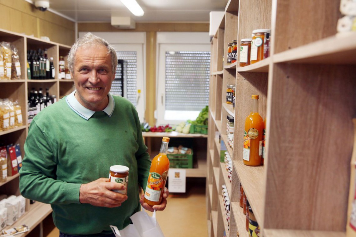 Bauernladen Simonsfeld Kunde mit Flasche