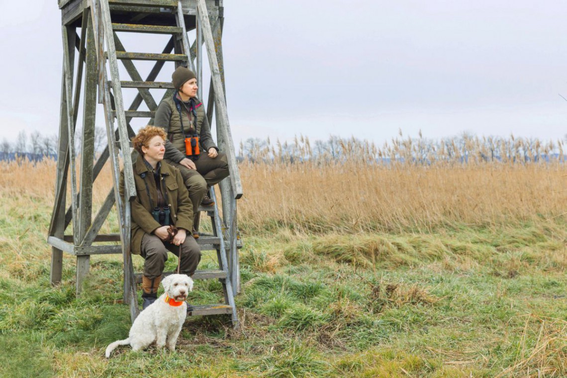 Wildkulinarik Zwei Jägerinnen am Hochstand