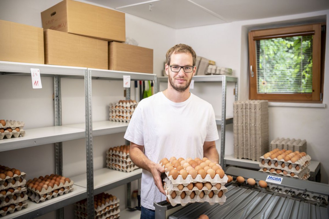 Herr Unterweger im Eierverpackungsraum