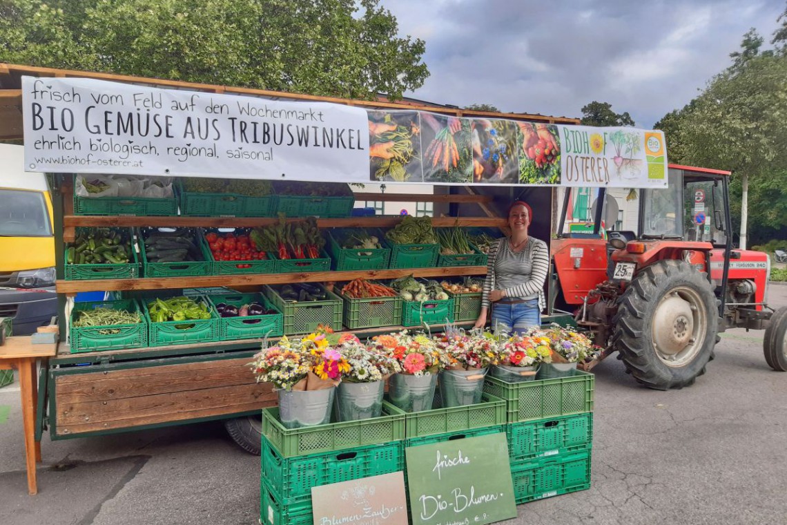 Biohof Osterer Marktstand mit Traktor