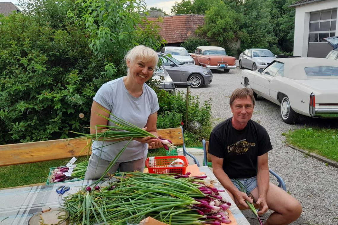 Christa und Fritz Eppensteiner mit Gemüse am Tisch sitzend 