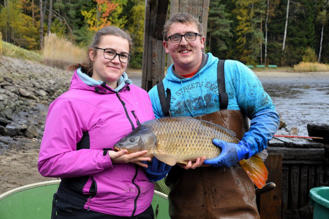 Hofbauer Waldviertler Fische, Familie Hofbauer mit Karpfen