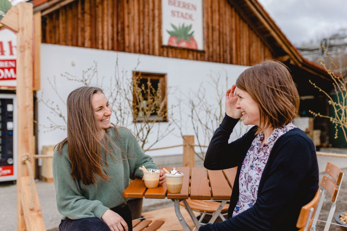 Beeren Lehner, Damen sitzen beim Eiskaffee 