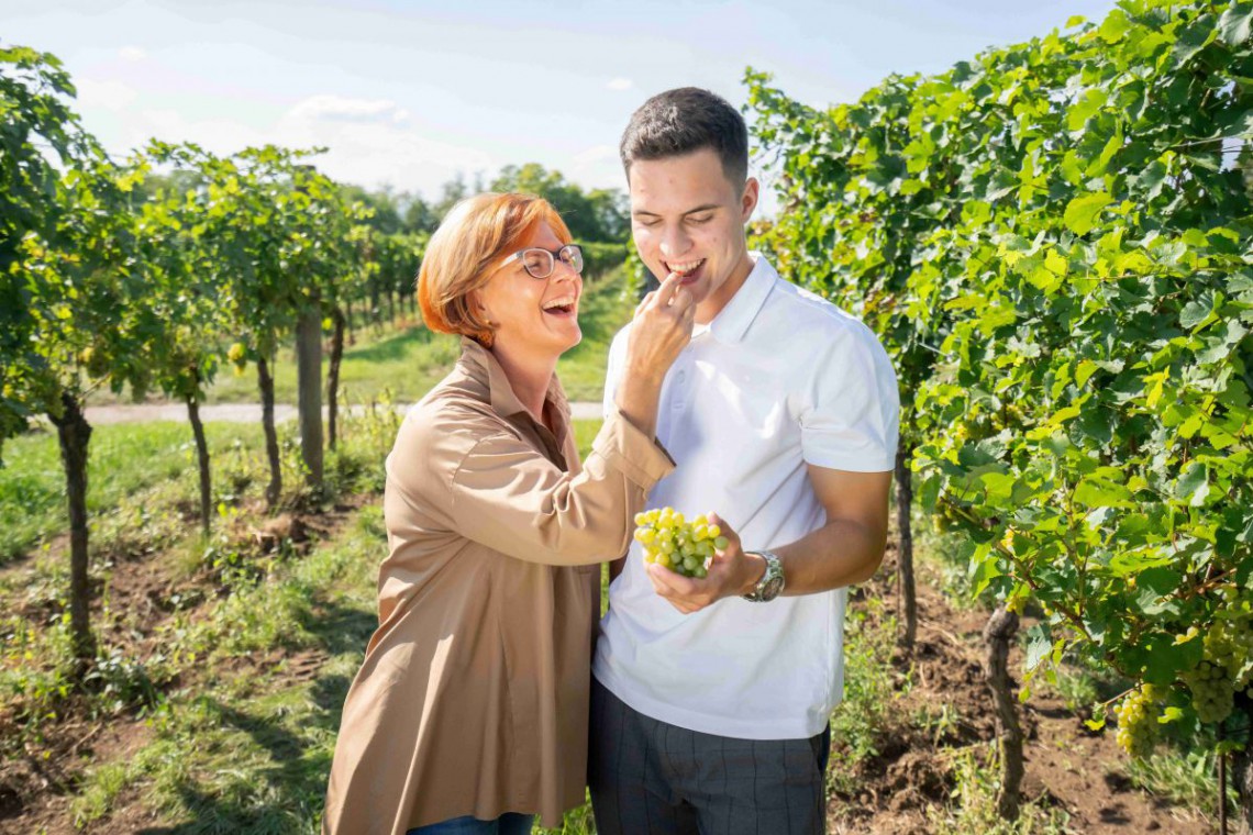 Bioweingut Urbanihof ,Fr. Paschinger mit Sohn im Weingarten