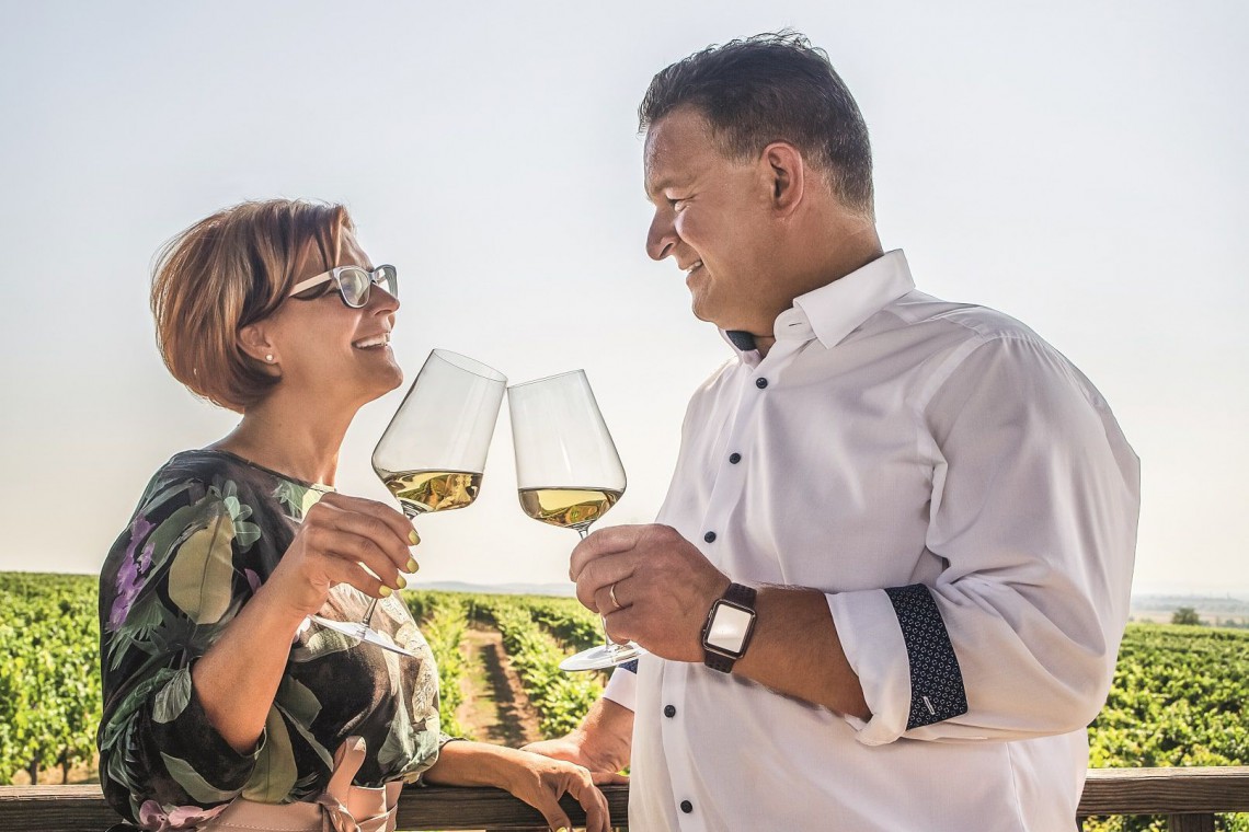 Bioweingut Urbanihof, Frau und Herr Paschinger im Weingarten mit Weinglas