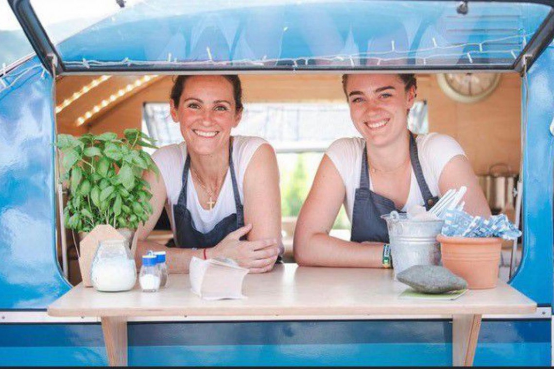 Doris Wasserburger gemeinsam mit ihrer Tochter in ihrem Pasta-Wagen.