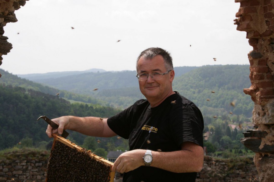 Kampbiene, Imker Hubert Steiner mit Bienenwaben