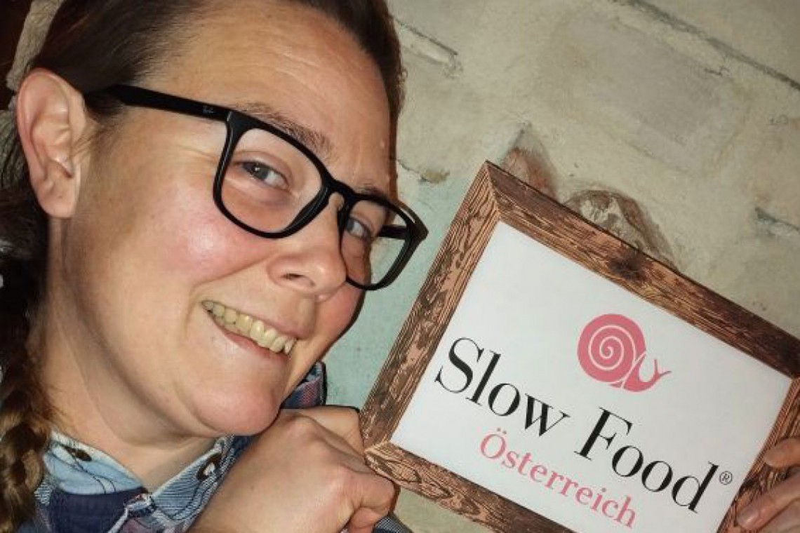 Apfeldattlerei, Simone Prikowitsch mit Slow Food Schild