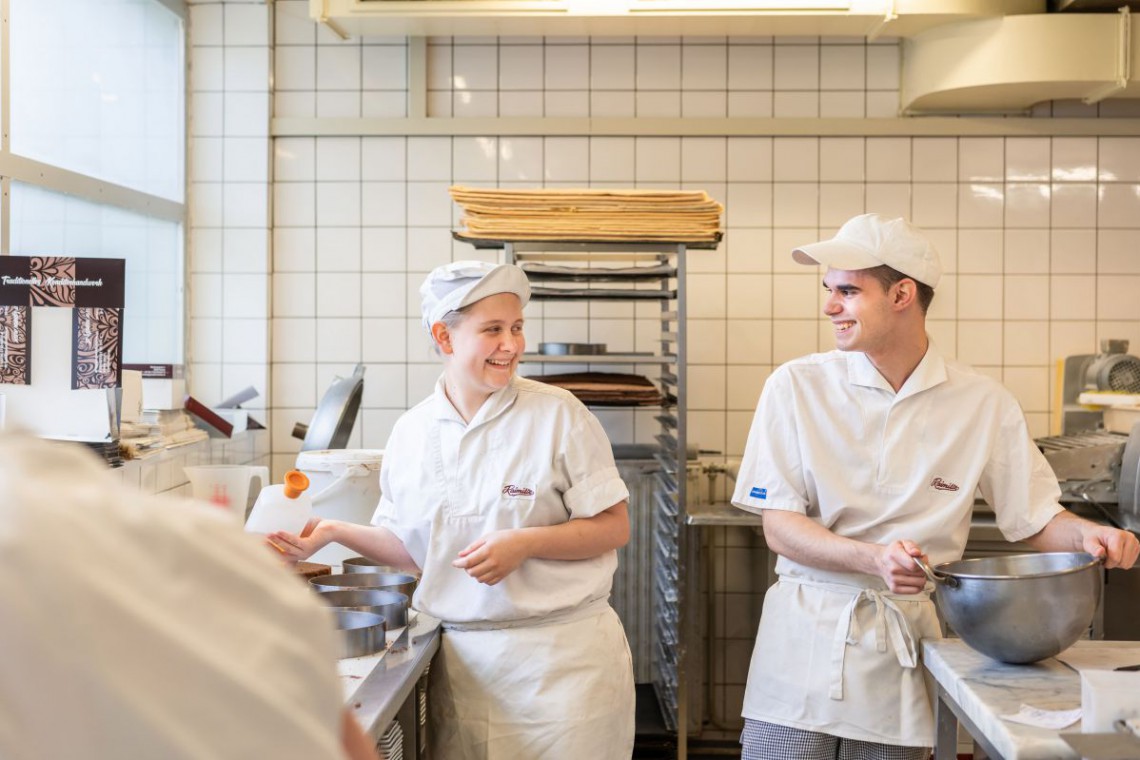 Café Konditorei Raimitz, in der Backstube zwei Mitarbeiter bei der Arbeit