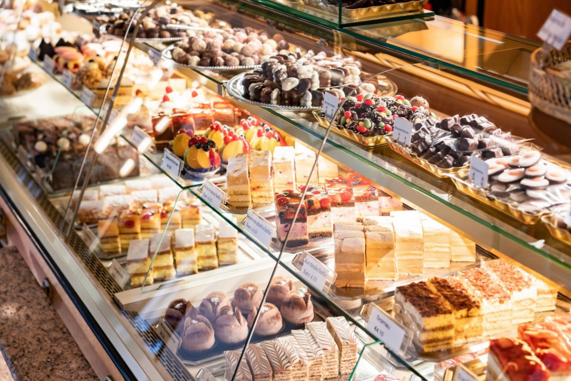 Café Konditorei Raimitz, Kuchenvitrine mit vielfältigem Angebot