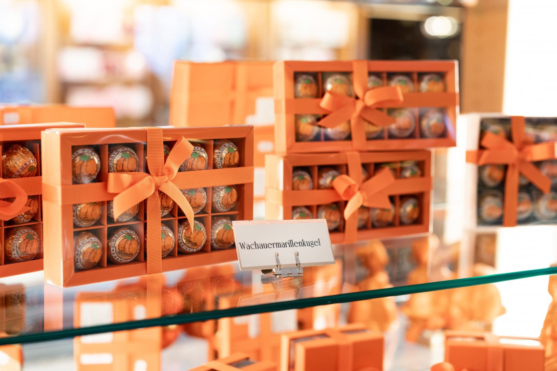 Café Konditorei Raimitz, Wachauer Marillenkugel auf Vitrine 
