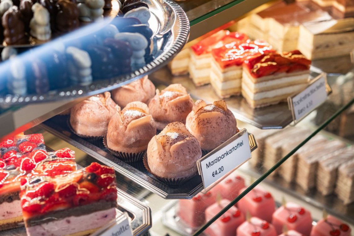 Café Konditorei Raimitz, feine Mehlspeisen in der Kuchenvitrine