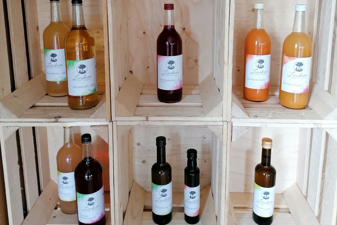 Bio Obsthof Lindner, Flaschen mit Fruchtsaft im Holzregal