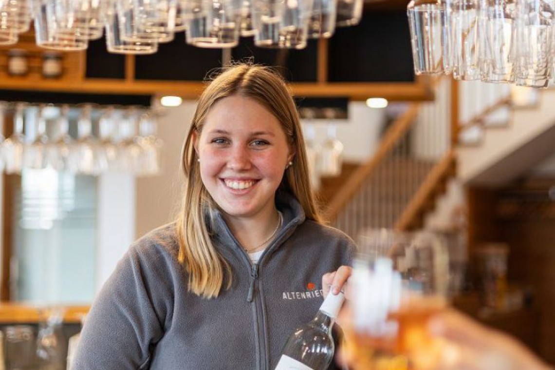 Obsthof Altenriederer, Anna Altenriederer im Verkaufslokal