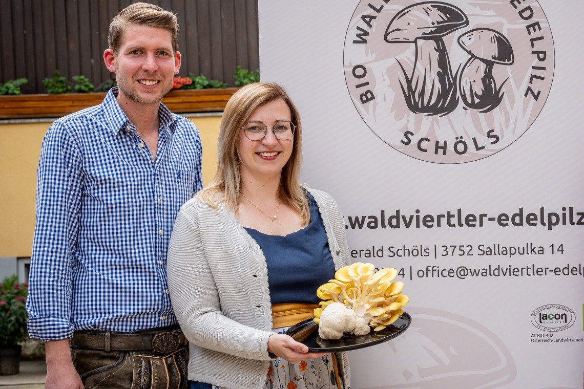 Waldviertler Edelpilz, Familie Schöls mit Pilzteller in der Hand