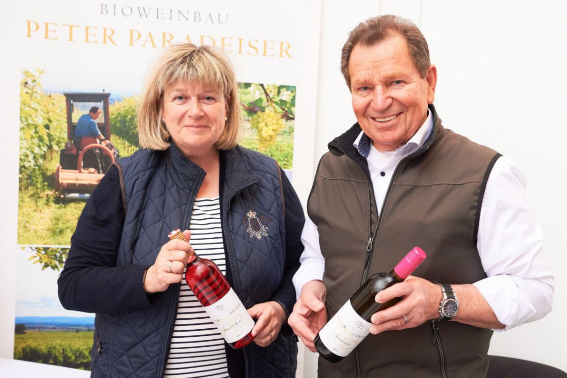 Bioweinbau Peter Paradeiser, Peter und Barbara Paradeiser mit Weinflasche in der Hand