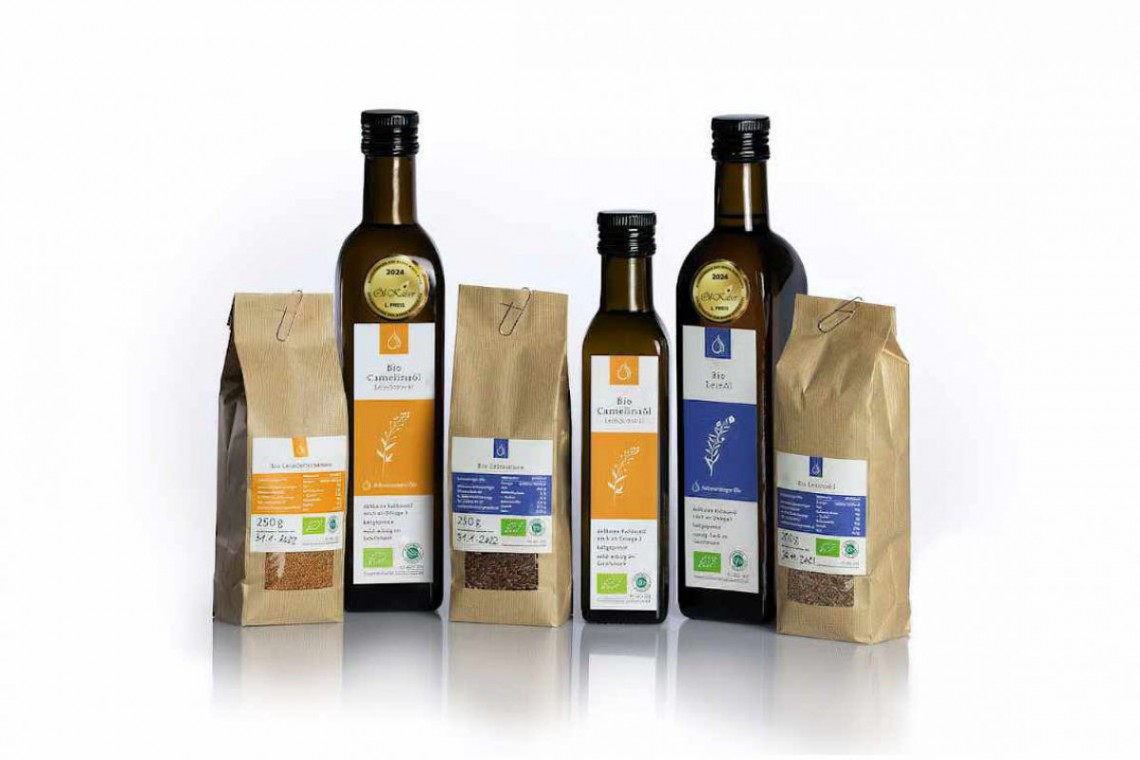 Schwarzinger Öle, Produktsortiment, Ölflaschen und Ölsaaten in Papierverpackung