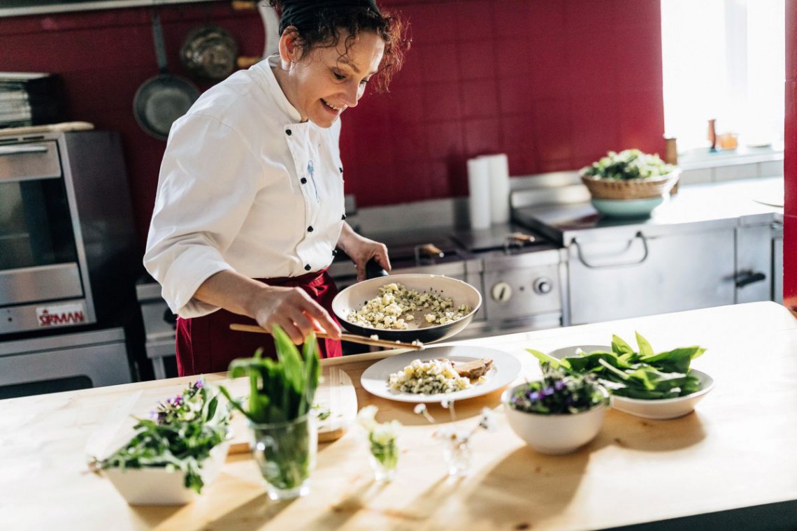 Gasthaus Stocker, Gerda Stocker beim Kochen
