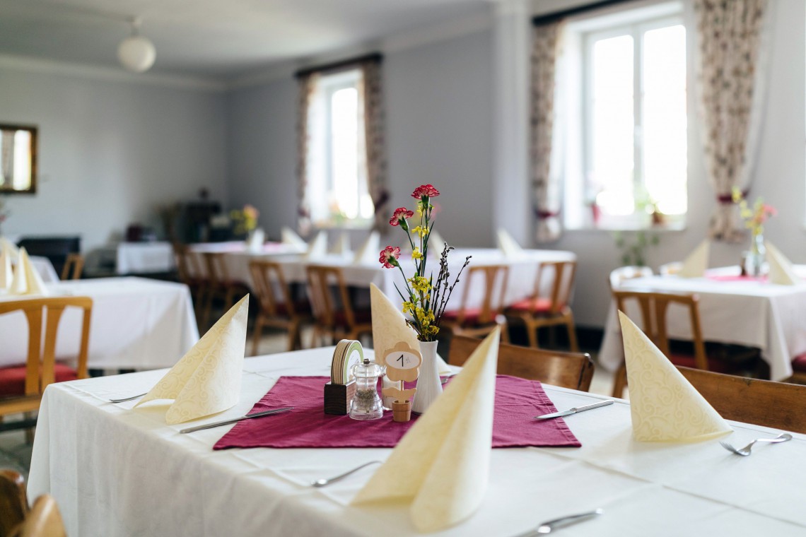 Gasthaus Stocker, Speisesaal mit gedecktem Tisch