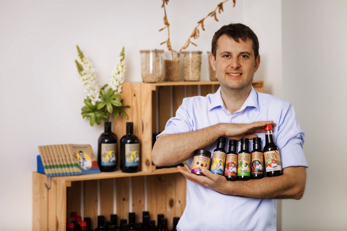 Genusskoarl, Karl Severin Traugott mit Produktsortiment