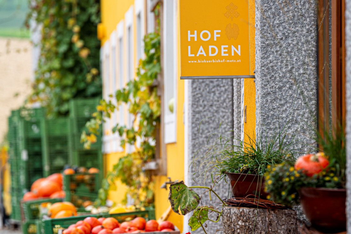 Kürbishof Metz, Hausfront Kürbishof Metz mit Hoftafel
