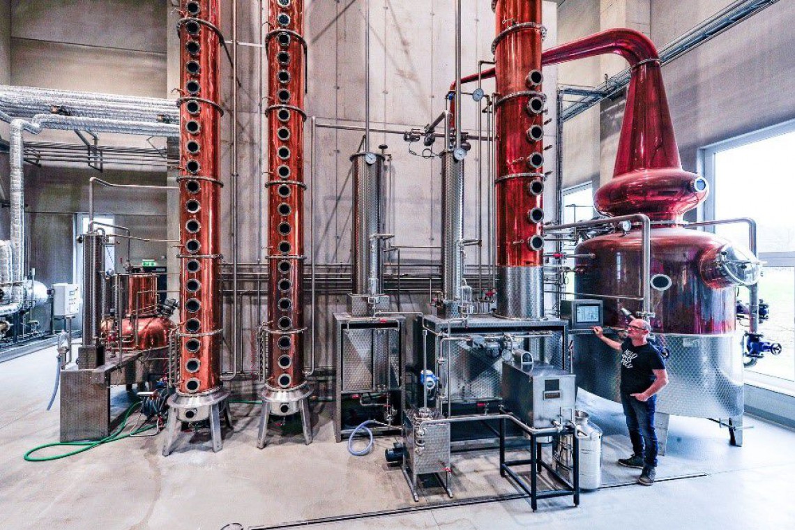 Farthofer, Brennanlage mit Herrn Farthofer im Vordergrund