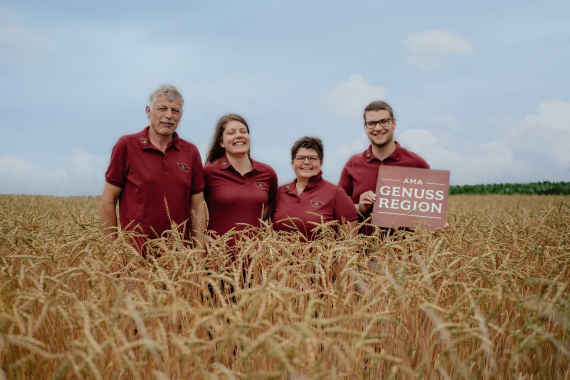 Biohof Hofer, Familie Hofer im Getreidefeld