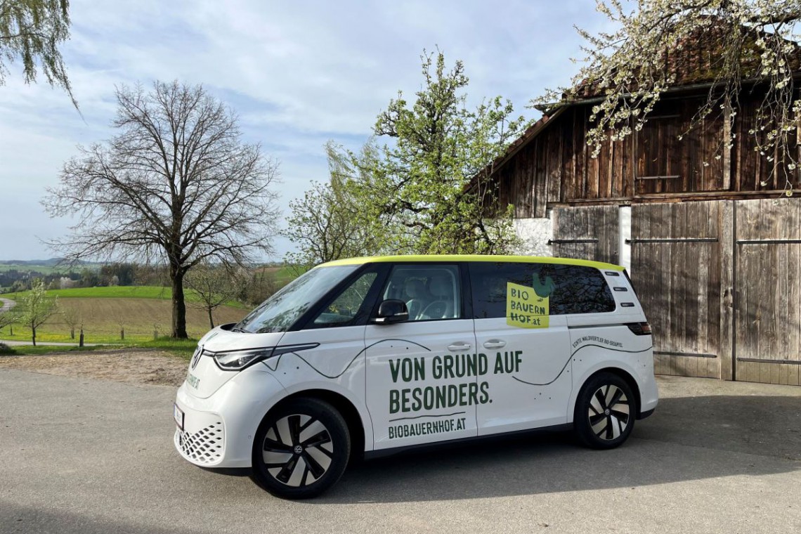 BioBauernhof Böhm, Lieferbus mit Logo vor der Scheune 