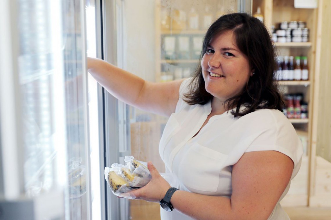 Pepi Omas Speis, Frau Burger beim einräumen des Kühlschranks