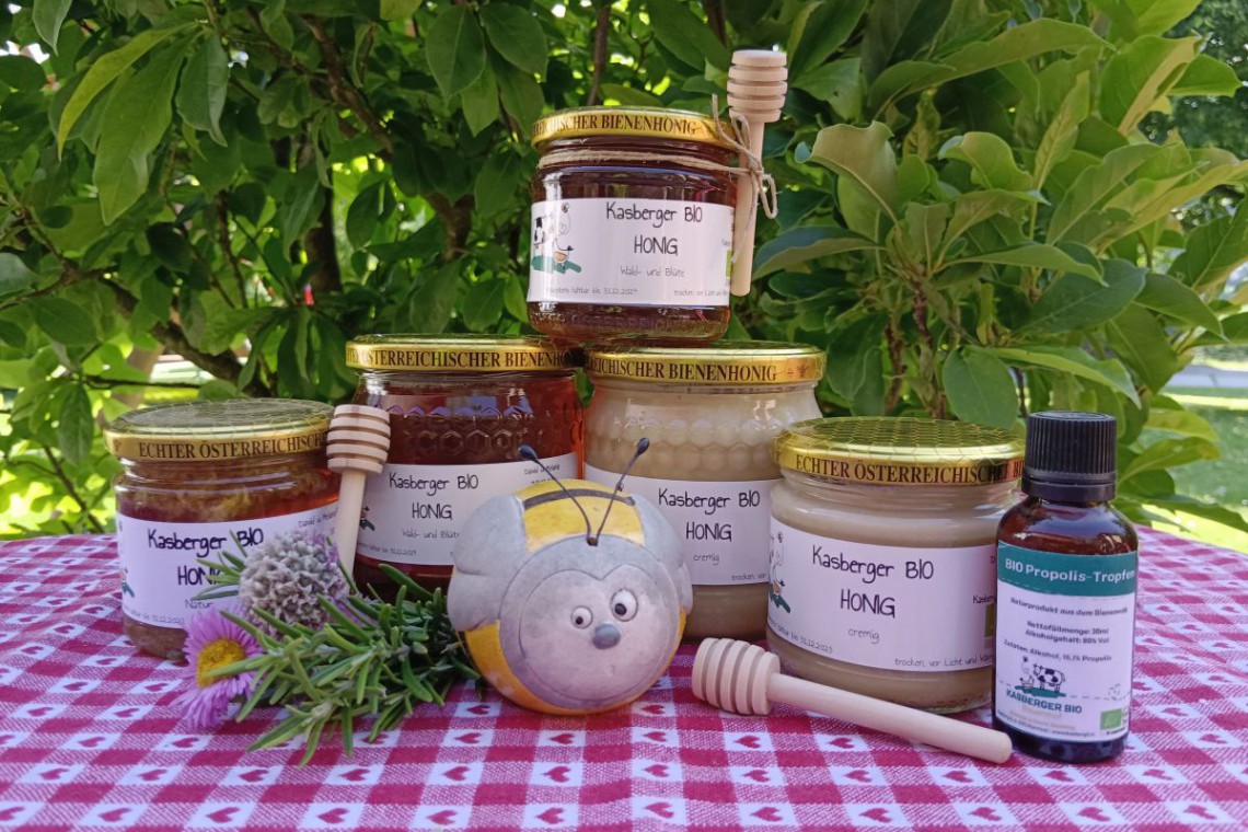 Mei G´schäft, Produktfoto diverse Honigsorten am Tisch